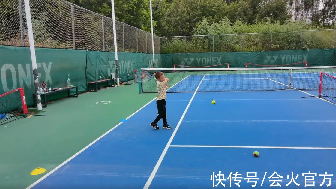 谢杏芳|林丹与儿子豪宅内做运动！绷直身体满脸通红，双腿跪地指导儿子