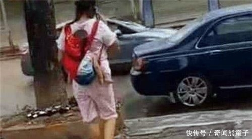 手机|一女子低走看手机,背后的宝宝哭闹不止,看到孩子姿势全网谴责