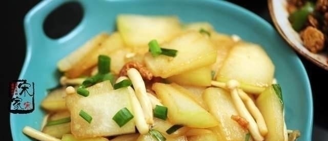 公爹来看孙女，晚餐我炒了1盘成本2元的菜，公爹：来3两小酒