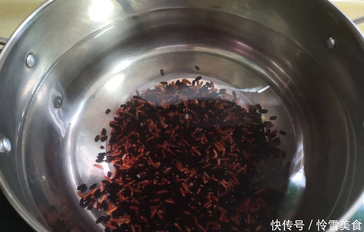 夏季这“粥”要常喝,每天一碗,安神补血又美颜,头发乌黑显年轻