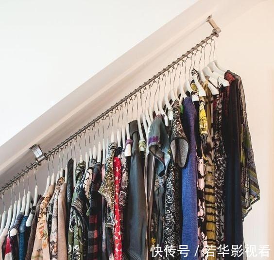 实用|衣杆上绕一圈圈钢丝,才不是多此一举,楼梯下挂衣拿放自如,实用