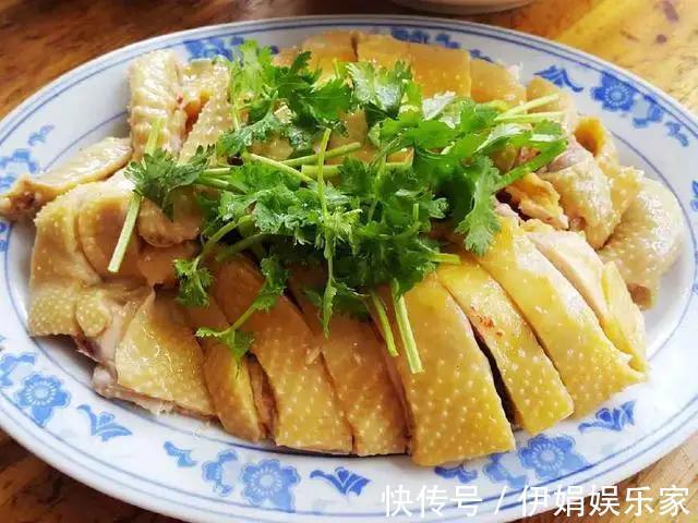 多汁|做白切鸡万万不可下锅烫煮,用这一招做法,肉汁鲜嫩,香滑皮爽