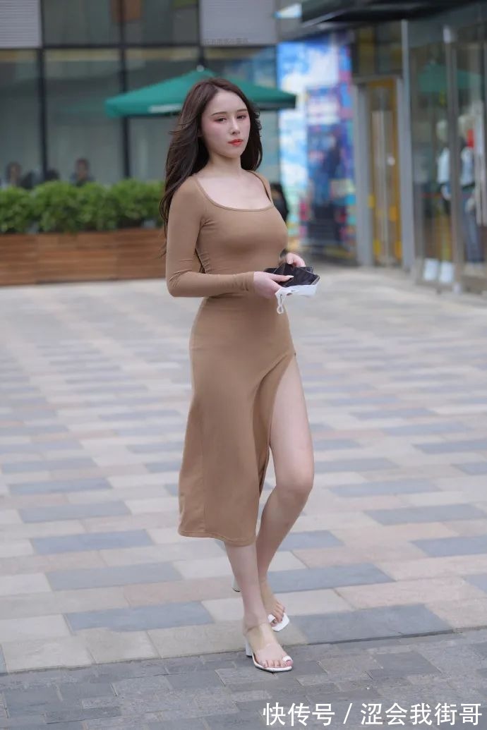 开叉裙 街拍开叉裙搭配高跟凉鞋,让你的美肥而不腻