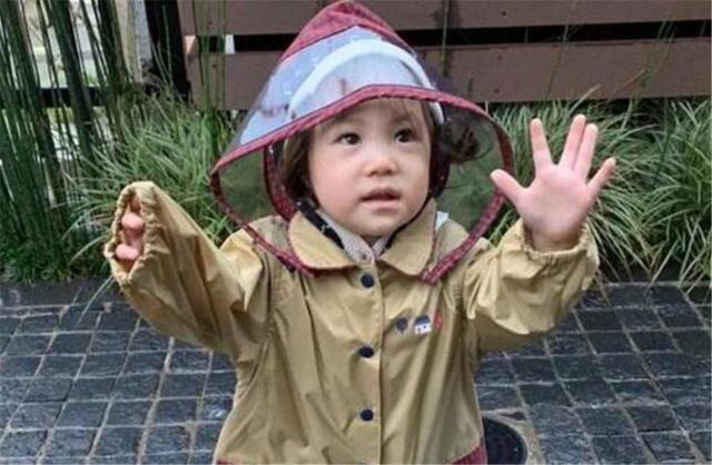 打疫苗|萌娃打疫苗时认错爸爸,不断“求抱抱”,爷爷奶奶哭笑不得