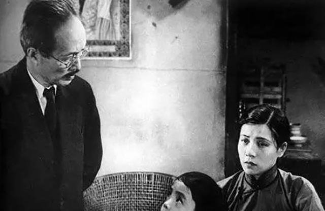 拒之门外|单位加班回家迟到,他被妻子拒之门外,无奈在公园选择自杀