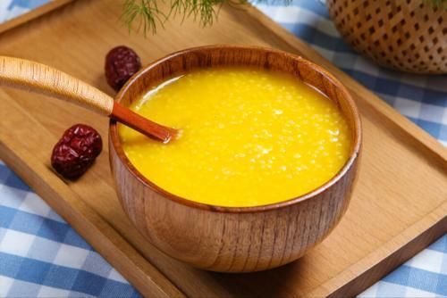 煮小米粥,不要直接加水煮,要想米粥香浓米油厚,就得牢记2窍门