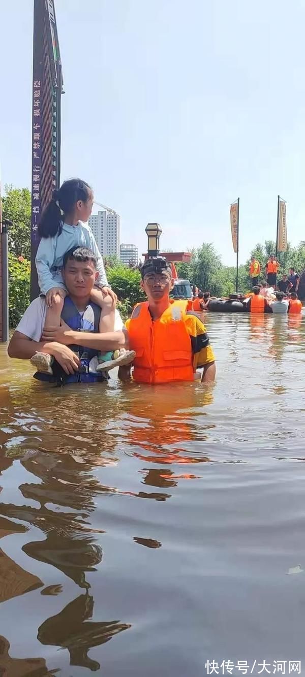 第一线|「这是你的开学礼」“00后”大学生志愿者:“奉献是刻在中国人骨子里的精神!”