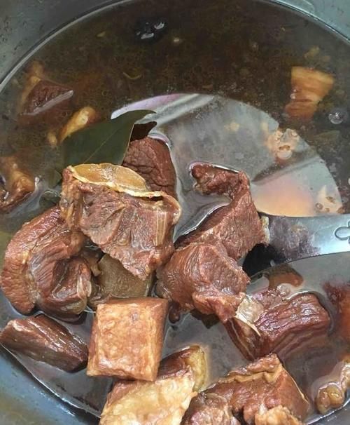 过年炖肉，要想肉质鲜嫩入味，一定要加这两种调料，越炖越香