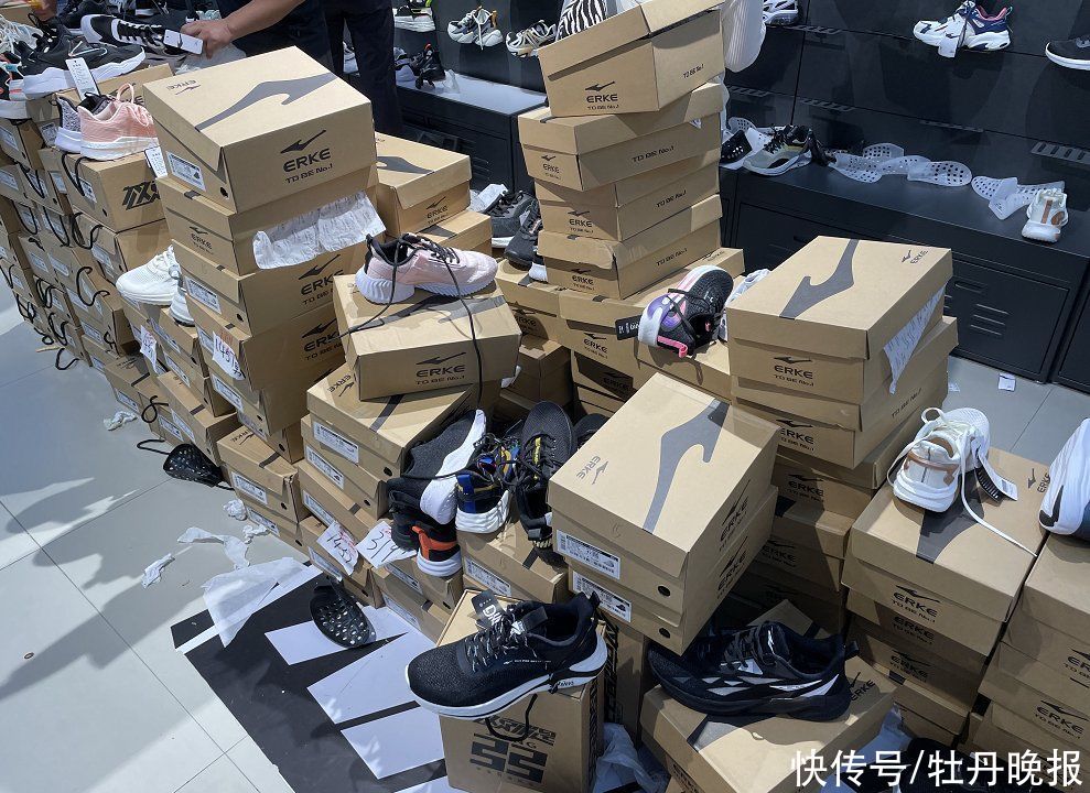 茂业百货|销量暴增！记者探访菏泽多家鸿星尔克专卖店……