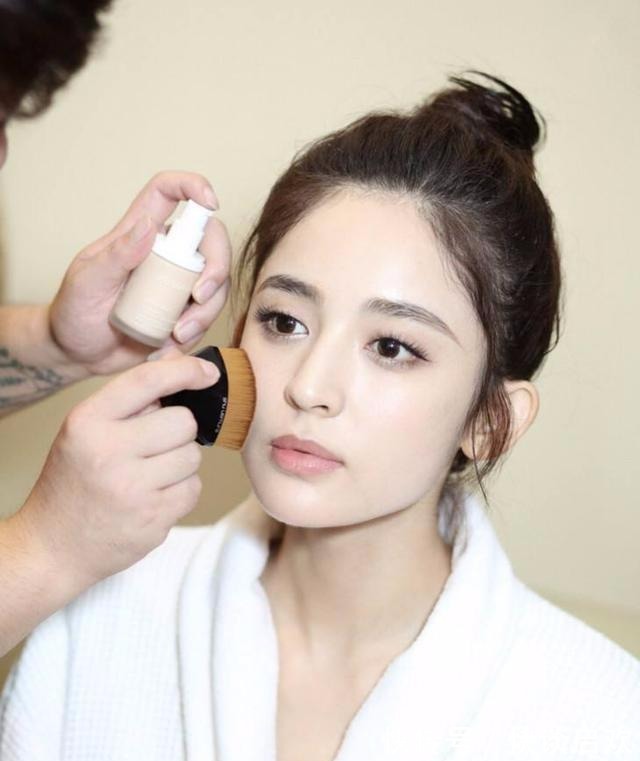 粉底刷|为什么明星化妆从来不卡粉、浮粉?化妆师:上妆工具没选对