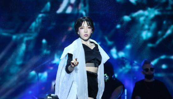 張楚格|吳莫愁:憑《好聲音》爆紅,如今“失業(yè)”,她是資本的犧牲品嘛?