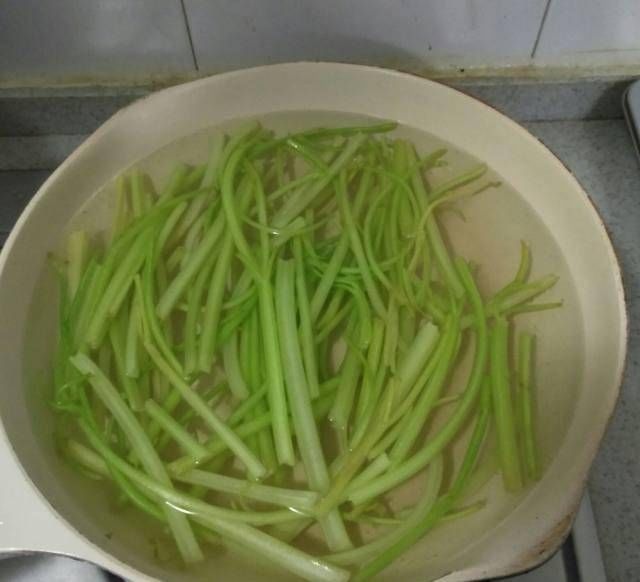 香芹炒鸡蛋,入口充满了香味,很嫩,大人小孩都喜欢