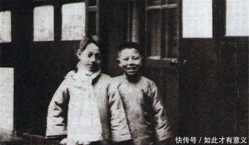 她4岁时被母亲抛弃,跟弟弟感情很好,只因4个字,从此冷漠对待!