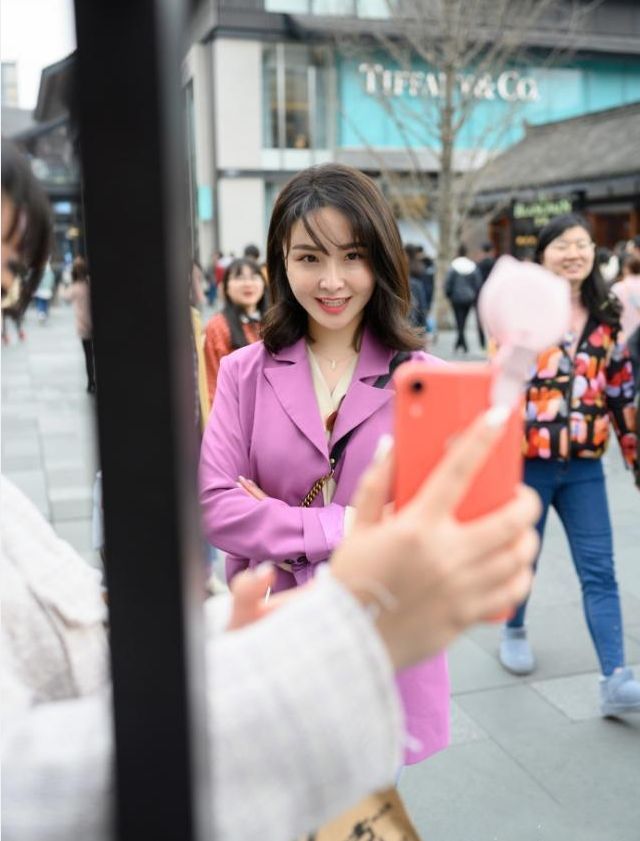 街拍:白色皮毛大衣搭鱼尾裙,身材好穿衣有品,彰显高贵典雅气质