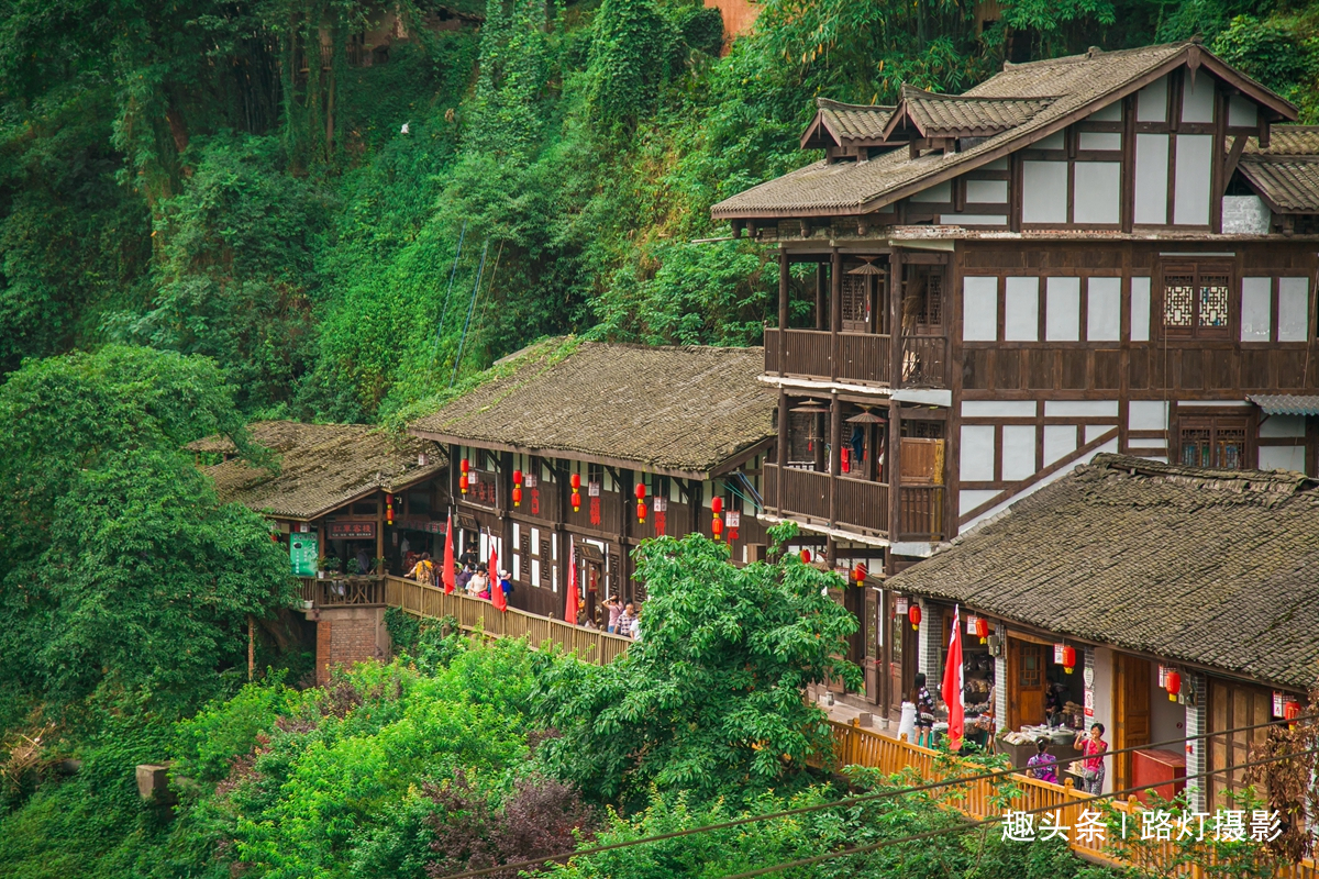 国酒茅台|神秘的丙安古镇，吊脚楼建在悬空峭壁之上，明清建筑的活化石