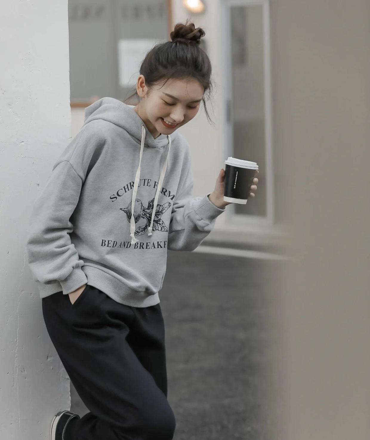 温暖|小个子女生这样穿卫衣,让你冬日也温暖又洋气,休闲感满分!