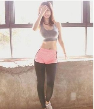 美女|街拍穿搭娉婷的紧身打底裤美女,凸显高挑的身材曲线!