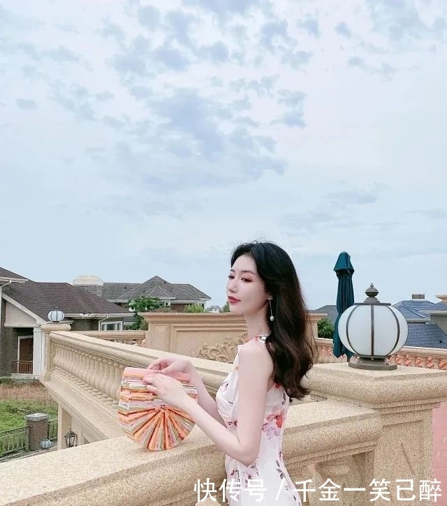 气质|小菊花今年可真是火爆,做成连衣裙很有女人味,还带着点俏皮