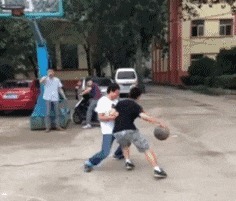 |搞笑GIF:都这时候了还看什么看 赶紧来救我啊,真装不下去了