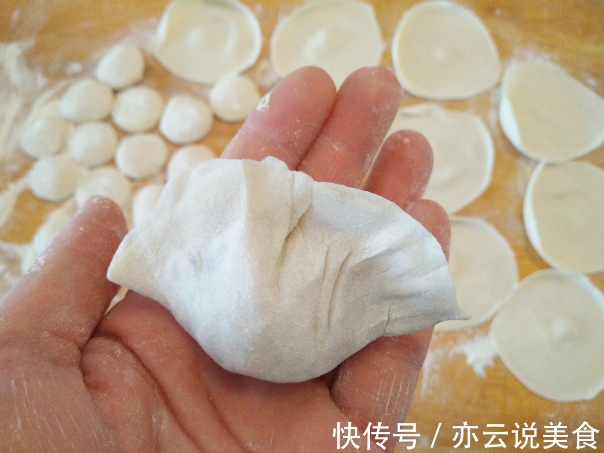 油渣新吃法,搭配酸菜调成馅儿,做成更有风味的饺子