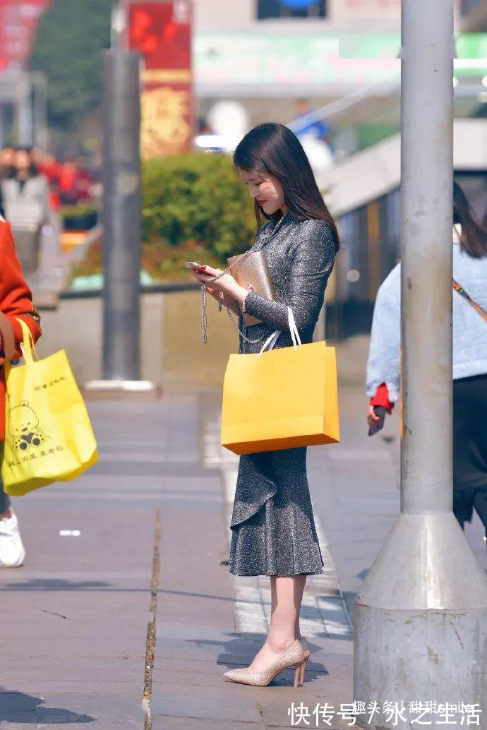 包臀裙 小姐姐脚上一双红色高跟鞋的加持，可以彰显出性感的穿搭路线