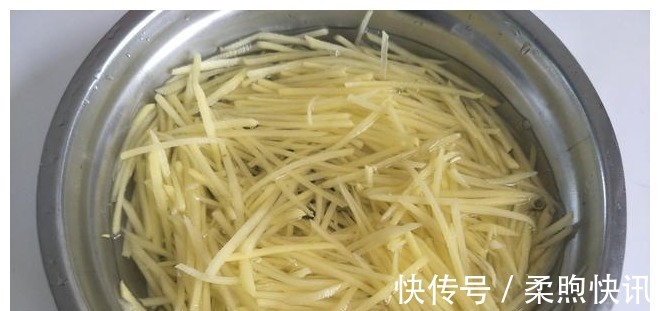 炒土豆丝时，放醋方法有讲究，教你1招，土豆丝酸香不呛口！