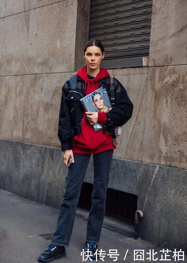 50岁的女人,过年最好少穿“红一套”!试试这3种穿搭,特优雅