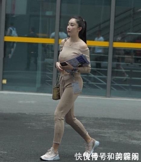 美丽女神小姐姐,穿搭了一身漂亮的套装,展现的非常美丽漂亮