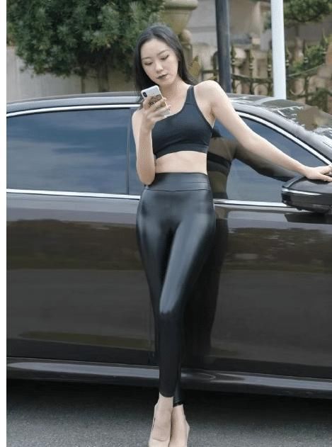 皮裤|吊带背心搭配皮裤,小姐身材真好,帅气靓丽