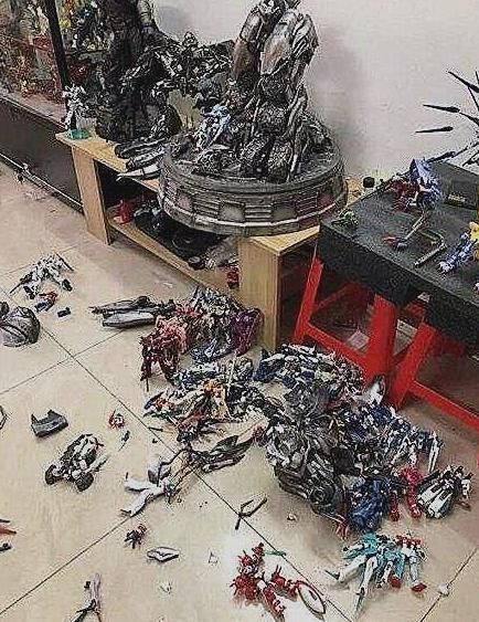 家长|熊孩子摔坏20万“手办”,家长态度强硬一堆破塑料,别想讹钱