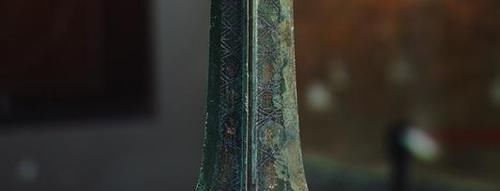 轻松|越王勾践剑到底有多神奇?出土后锋芒依旧,一剑便轻松划开26张纸