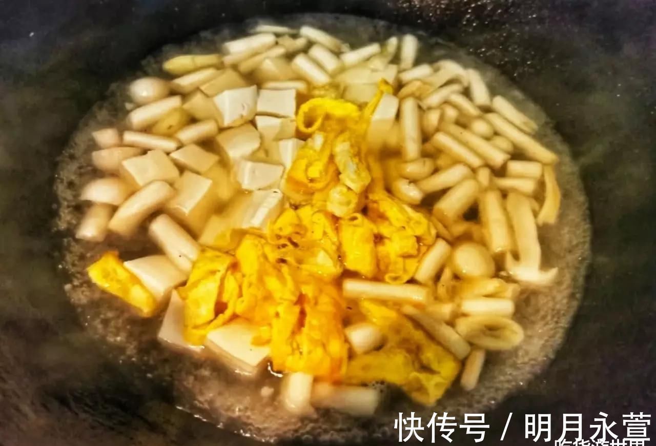 海鲜菇和它是天生一对，10分钟上桌，汤鲜有营养，孩子特爱喝