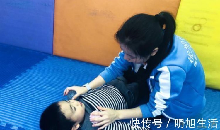 父母|“情商低”的孩子,多半有这3种表现,但大部分父母却并不在意