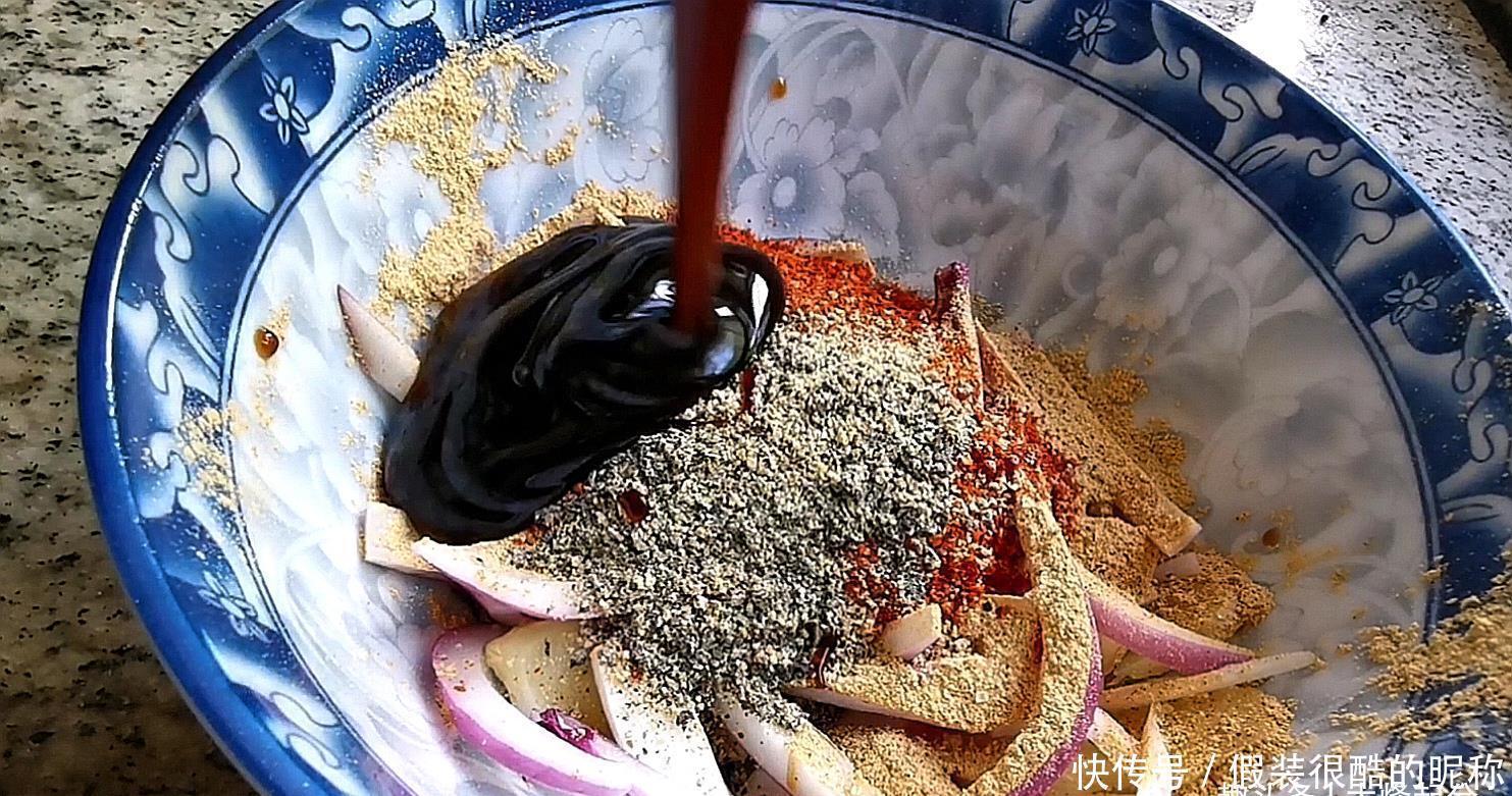 想吃烤鸡在家就能做!大厨教你秘诀,皮香肉嫩,色泽红亮,好吃