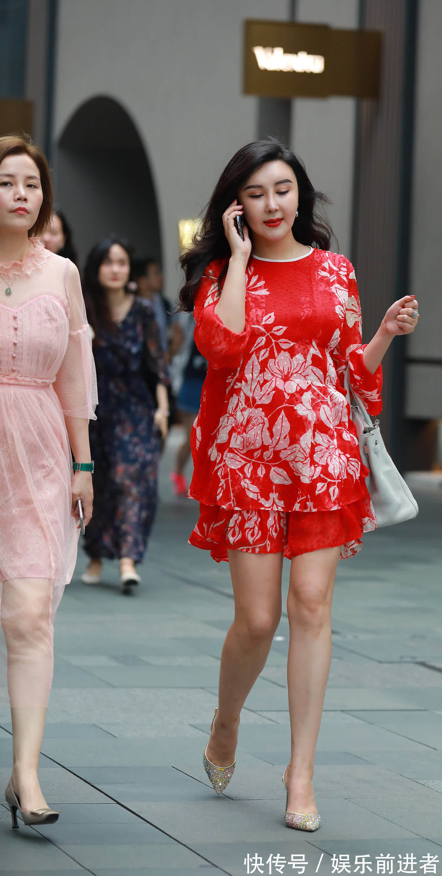 辣妈|初秋的街头依然少不了时尚辣妈的身影，显得格外飘逸美丽