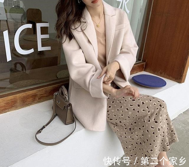 针织衫 大衣里面别穿打底衫了,今年流行配这4件“内搭”,不挑人还时髦!