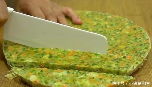 孩子|孩子最爱吃的饼,不擀面不揉面,蒸一蒸鲜嫩又营养,孩子1顿吃4个