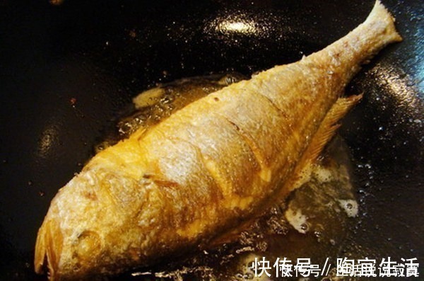老少皆宜|煎鱼时，直接下锅就“废”了，在鱼身上抹点“它”，不粘锅不溅油