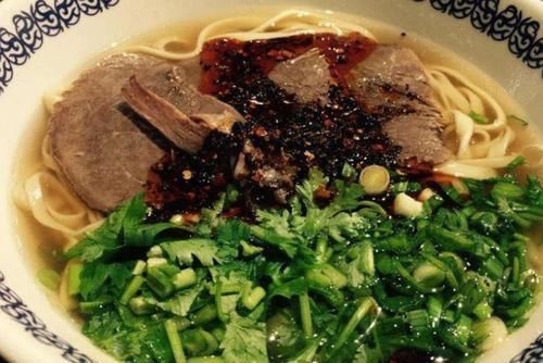 一日三餐|做牛肉面时,面条千万不要直接煮,多加点它,面条爽滑劲道不成坨