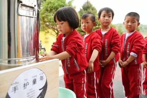 3岁宝宝晚上哭闹说“屁屁痒”，妈妈脱下裤子一看，有东西在动