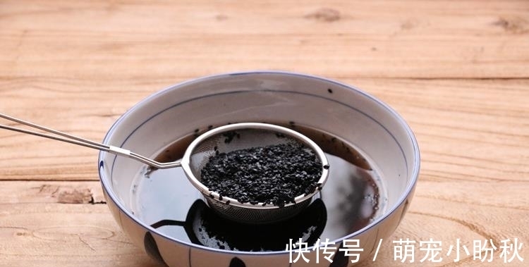 芝麻|秋季，少吃板栗花生多吃它，多买点炒好囤起来，放到冬天吃特省事