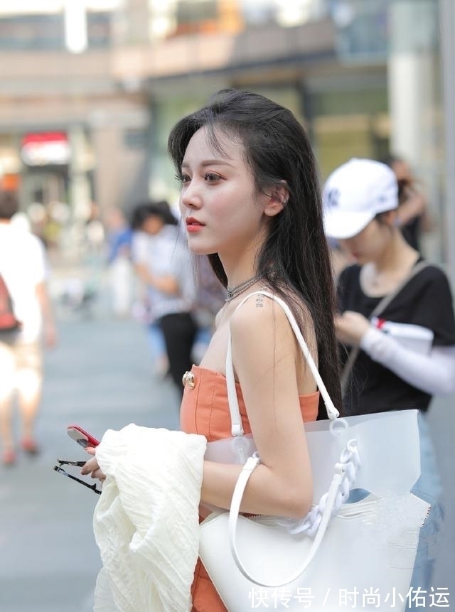 高跟鞋 人长得好看也就算,穿搭还这么有个性,撩头发的侧颜太“迷人”!