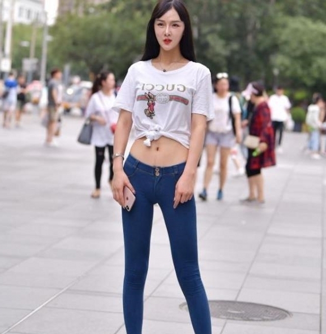 街拍嫩黄色非常显眼好看,把小姐姐的皮肤衬托得白里透红