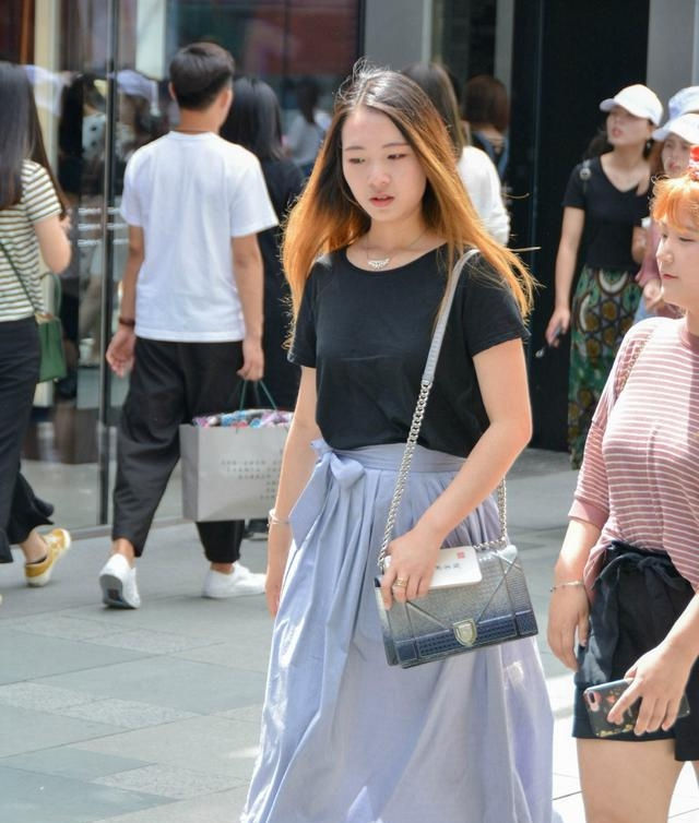 路人街拍,小姐姐搭配瑜伽裤,妙曼好身姿让人心动