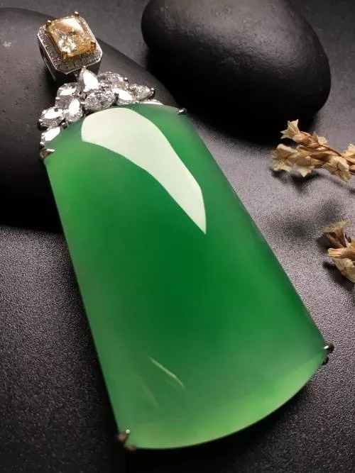 翡翠手镯|黄翡和绿翡翠相比较哪个更好呢?