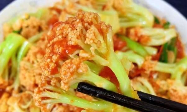 食物|女性步入更年期,衰老皱纹眼袋少不了,多吃以下食物效果好