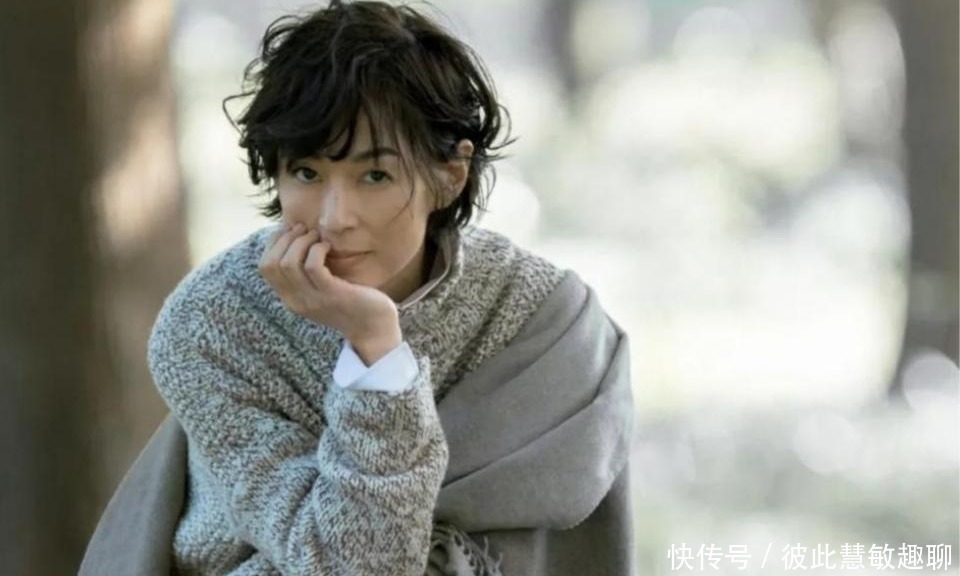 老年人|谁说老年人只能烫小卷?这几种大卷发型时髦减龄,也非常适合老人