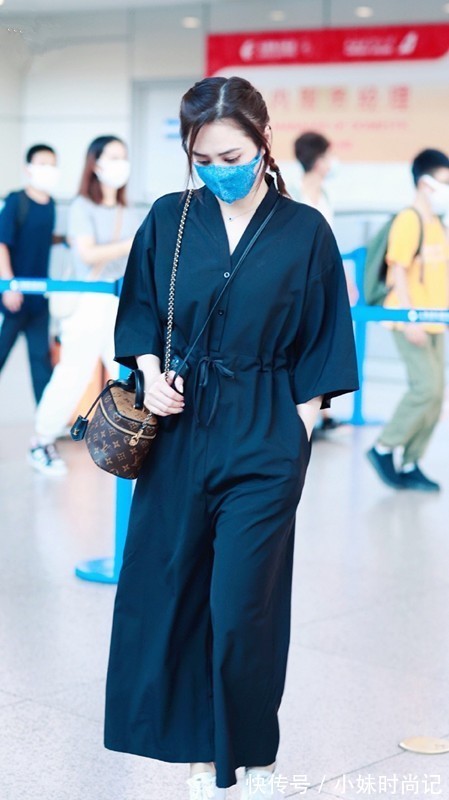 吸睛度|阿娇的40岁也太美好了,一身黑打扮虽很简单,气质高级比少女耐看