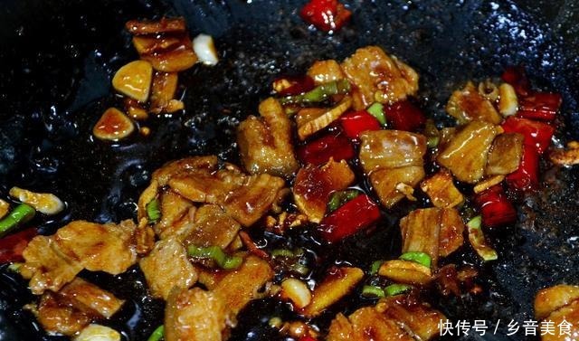 翻炒至|花菜这样做最好吃,香辣又开胃,菜比肉还好吃,隔壁邻居都馋哭了