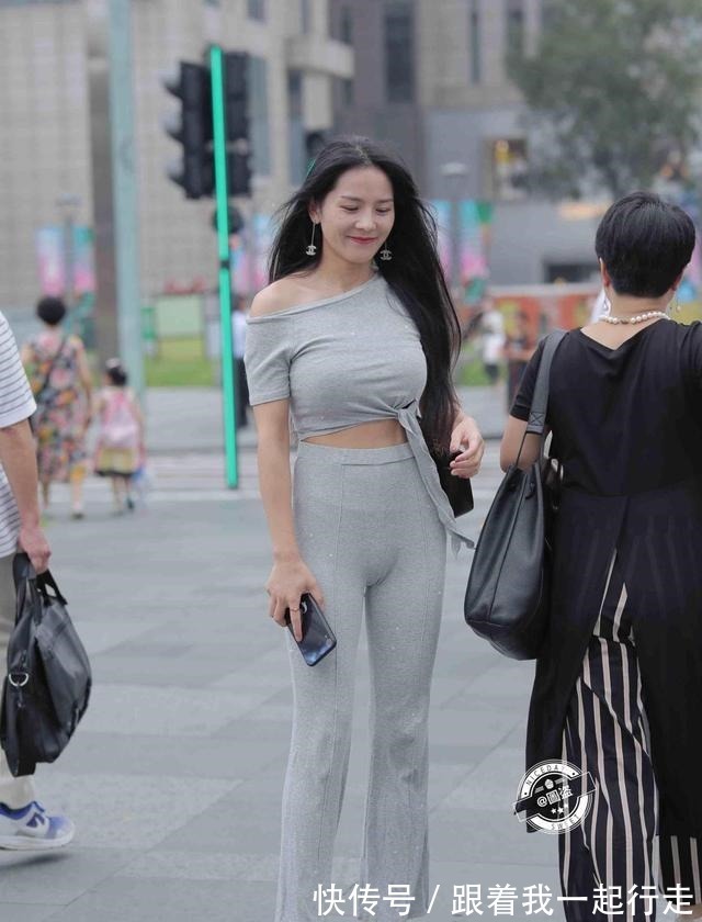 装扮 立体精美的瑜伽裤装扮复古感十足,靓丽舒适又耐看,美艳动人!